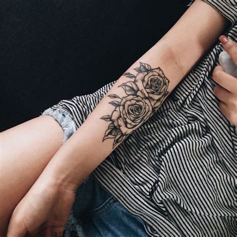 tatouage femme avant bras rose